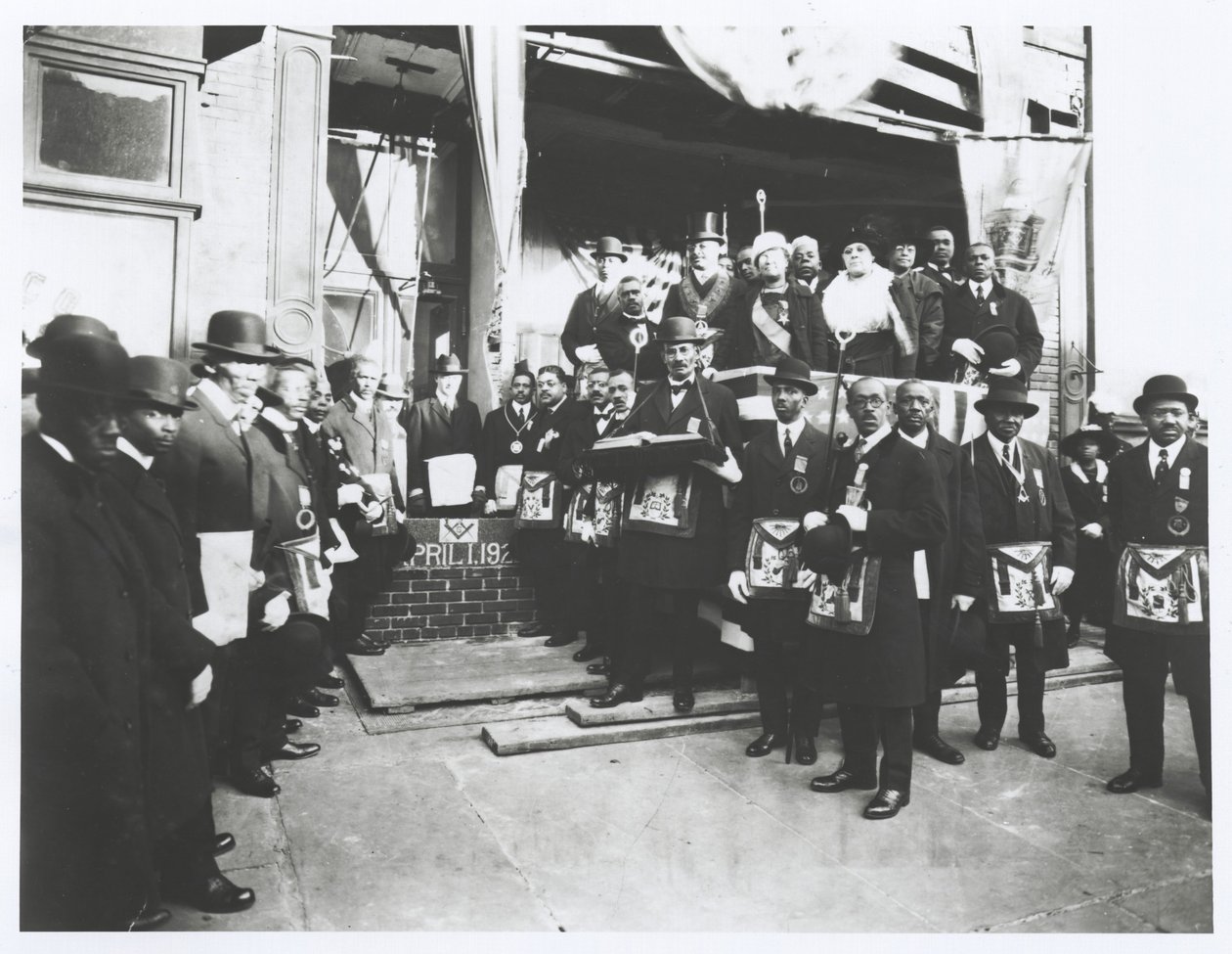 Schomburg parmi les Maçons et les Odd Fellows à la pose de la première pierre du Temple Ionique - American Photographer