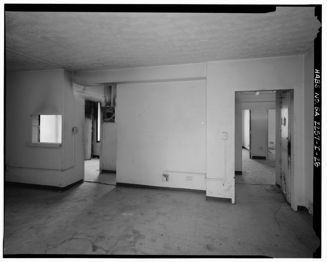 Appartement typique de 2 chambres avec salle à manger et salon, couloir avec entrée à la cuisine et salle de bain (à gauche), couloir vers les chambres (à droite) - Techwood Homes, Bâtiment No. 6, 465 Techwood Drive & 119-125 Hunnicutt Street, Atlanta, Com - American Photographer