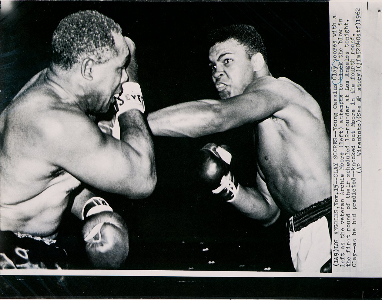 Le Jeune Cassius Clay marque un point avec un gauche contre le vétéran Archie Moore au premier round du combat à Los Angeles - American Photographer
