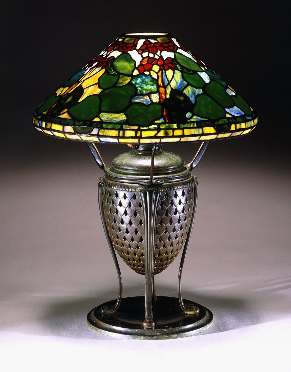 Lampe de table "Géranium" avec un abat-jour conique, et base d