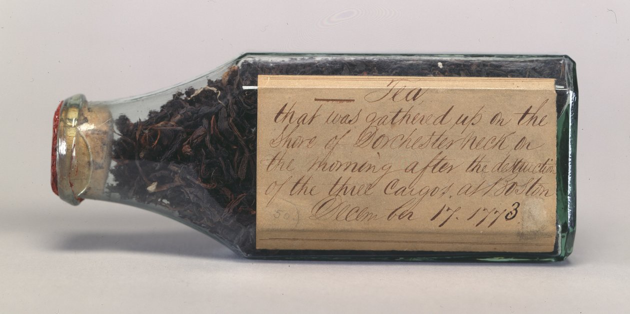Feuilles de thé de la Boston Tea Party dans une bouteille en verre, collectées par T.M. Harris, Dorchester Neck, décembre 1773 - American School