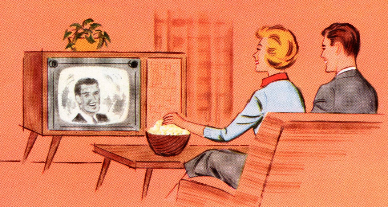 Couple regardant une télévision rétro dans leur salon - American School