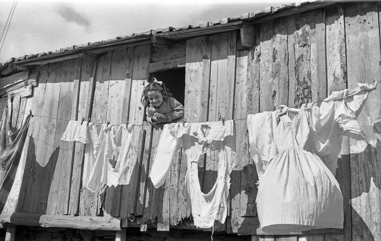 UN SOURIRE DERRIÈRE LES VÊTEMENTS DÉPOSÉS À CROTONE - Ando Gilardi