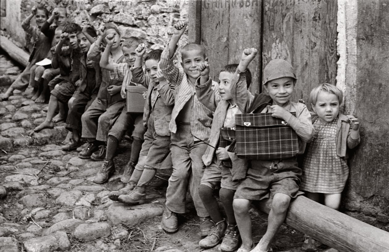 SALUER LES ENFANTS QUI ATTENDENT L