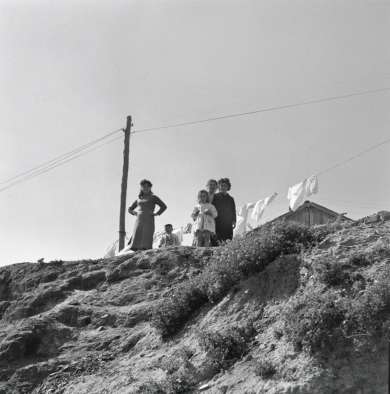 LES FEMMES ET LES ENFANTS QUI DIFFUSENT LE BUCATO - Ando Gilardi