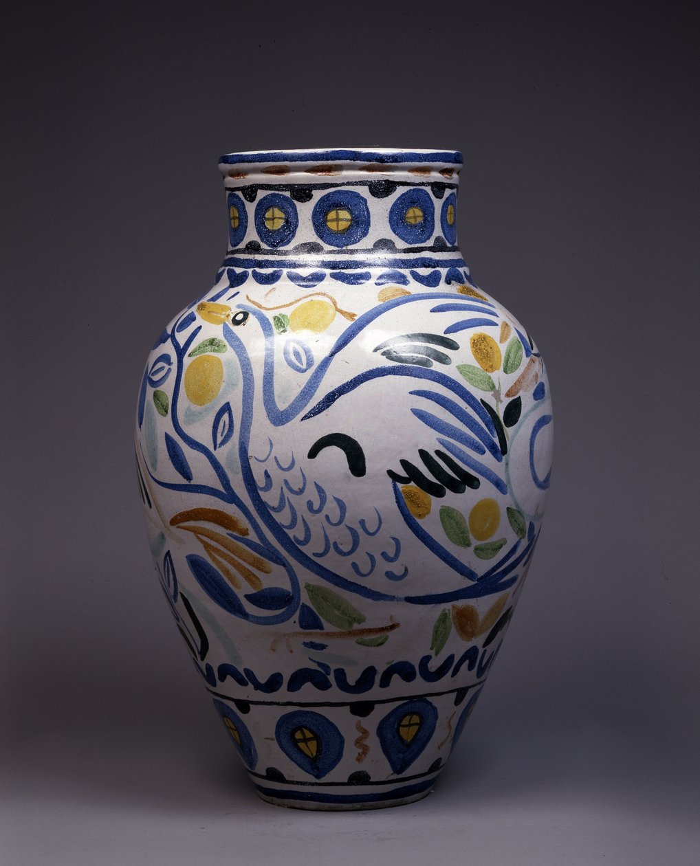 Vase en majolique peint et décoré d