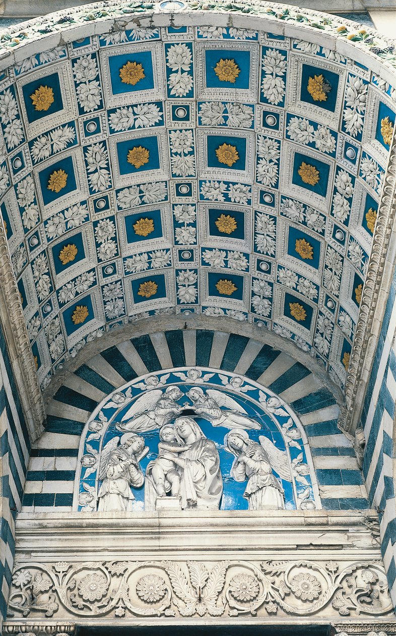 Voûte centrale du portique, avec caissons bleus et rosaces dorées, et lunette au-dessus, avec relief en terre cuite émaillée de la Vierge à l