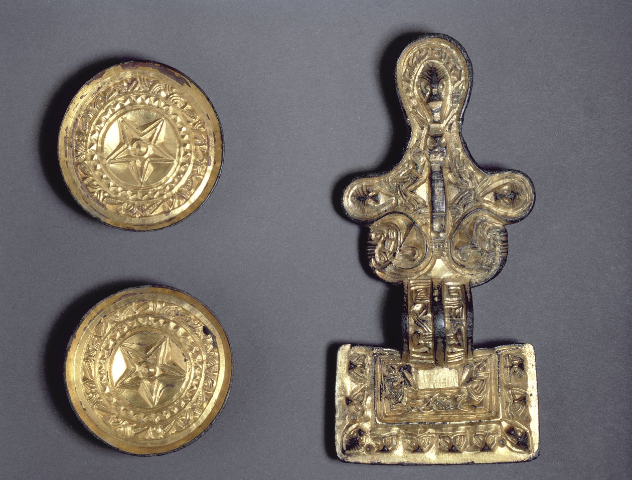Une paire de broches en forme de soucoupe et une broche à tête carrée, trouvées à Fairford, Gloucestershire, anglo-saxon, 5e-6e siècle - Anglo Saxon