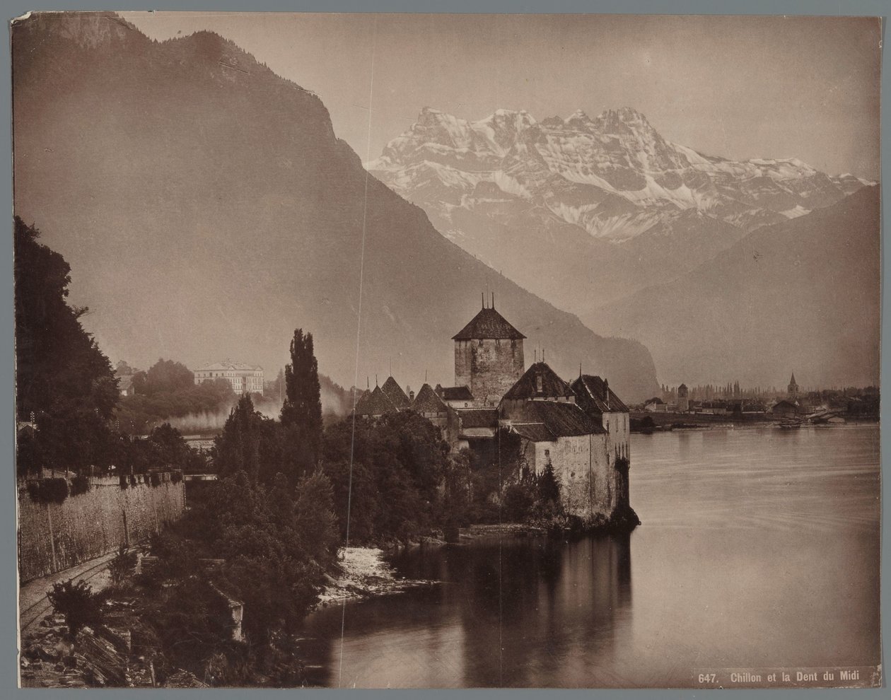 Château de Chillon au lac Léman, au loin les Dents du Midi - Anonymous