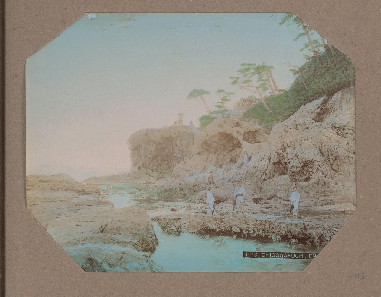 Hommes et femmes sur la côte près de Chigogafuchi à Enoshima, Japon - Anonymous