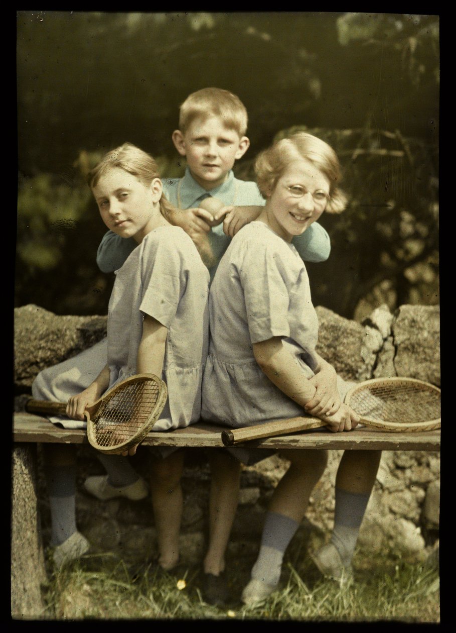 Portrait de deux filles avec des raquettes de tennis et un garçon avec une balle de tennis - Anonymous