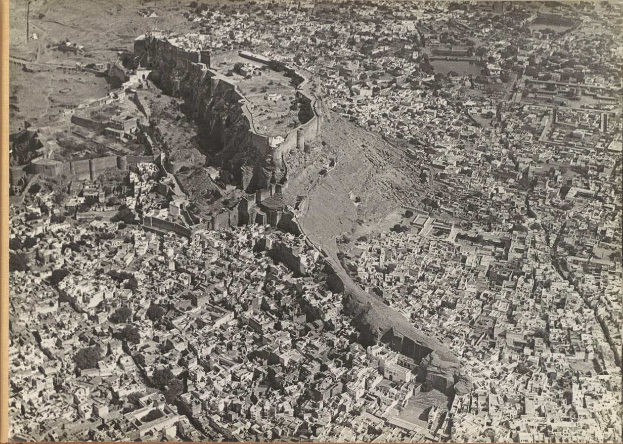 Ville avec un fort, vue d