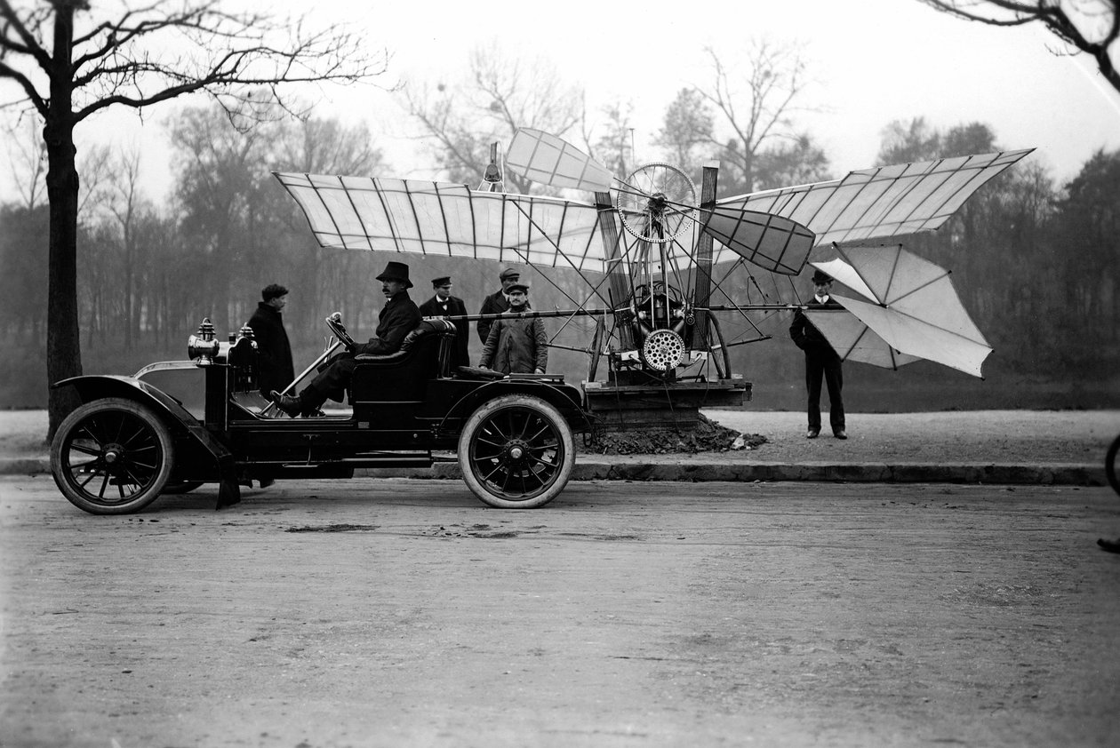 Aviateur Alberto Santos Dumont transportant son avion dans sa voiture. Collection privée - Anonymous Anonymous