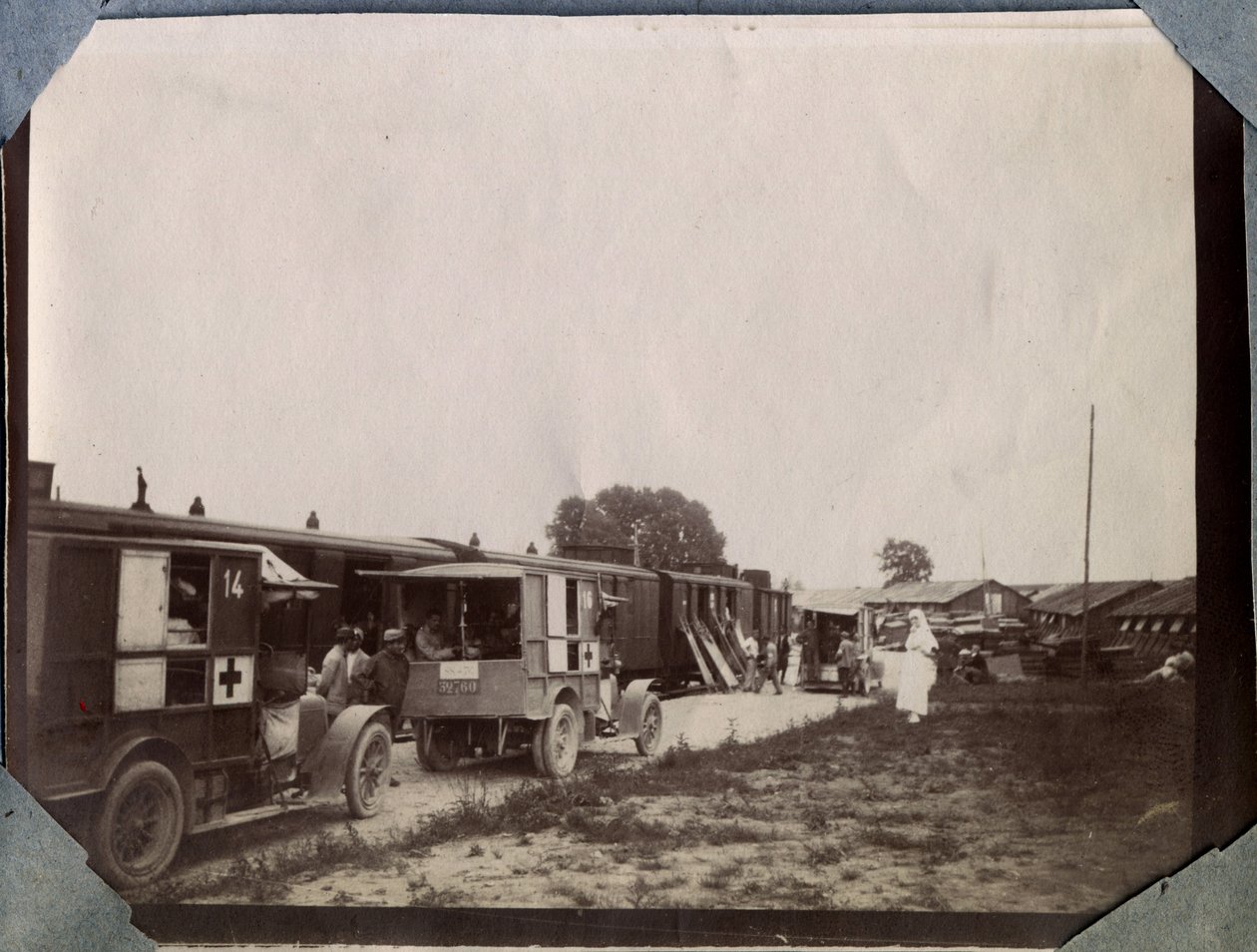 Première Guerre mondiale 1914-1918 : vaccination des soldats par des infirmières de la Croix-Rouge française à la gare de Saint-Gilles dans la Manche, Basse-Normandie, France. Photographie anonyme juin 1917. Collection privée, Stella. - Anonymous Anonymous