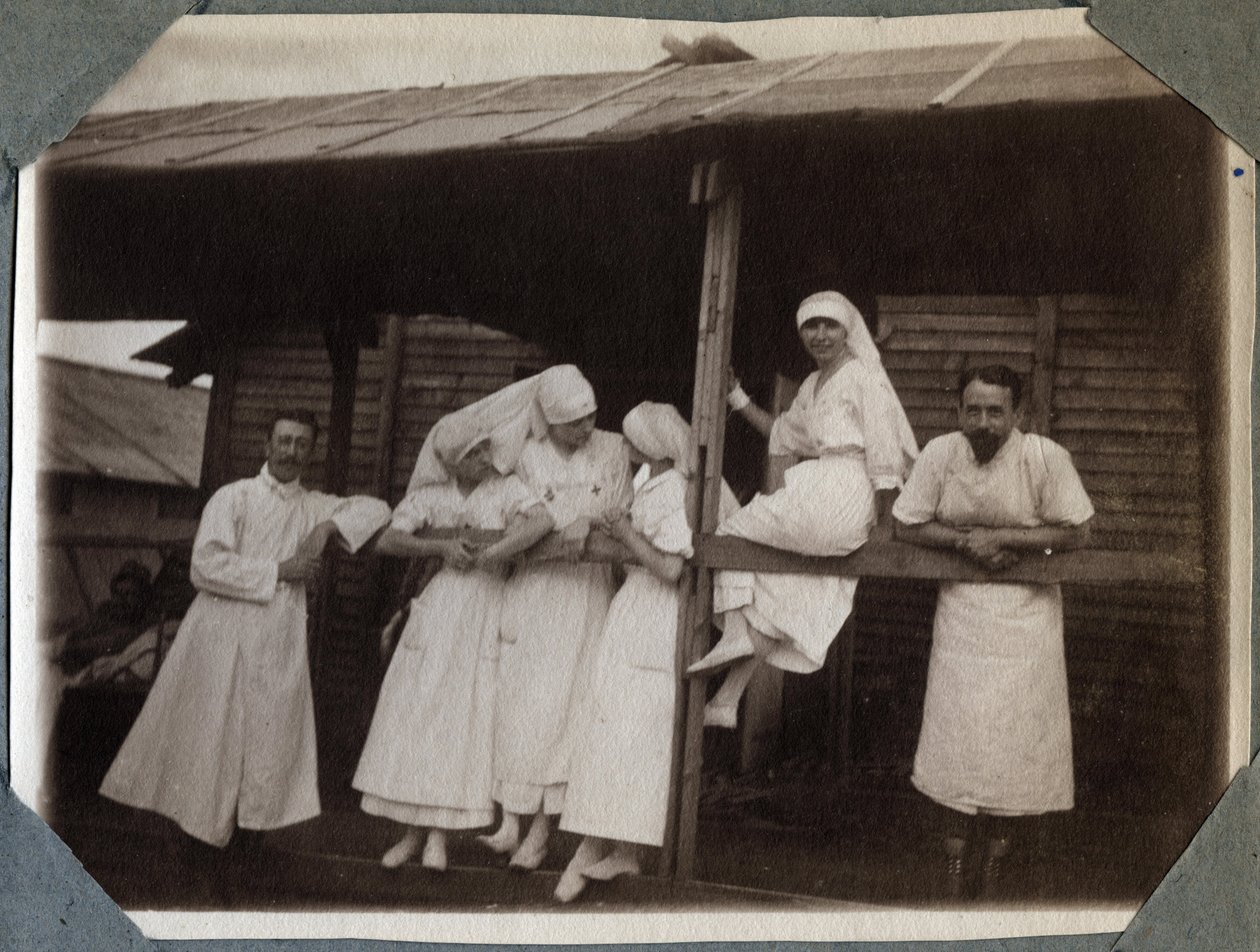 Première Guerre mondiale 1914-1918 : infirmières et médecins en blouse à Couville, Manche, Basse-Normandie, France. Photographie anonyme juillet 1917. Collection privée, Stella. - Anonymous Anonymous