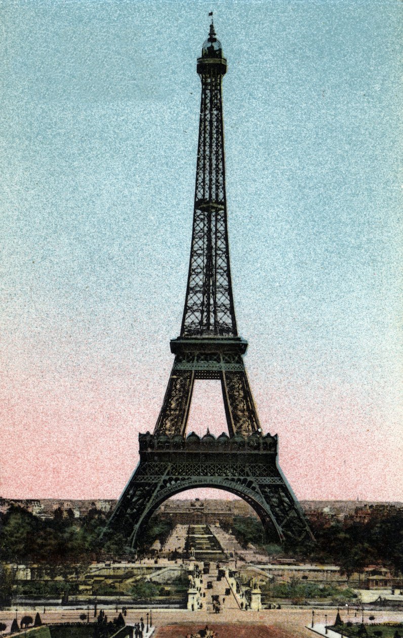 Paris : vue de la Tour Eiffel construite entre 1887 et 1889 par Gustave Eiffel (1832-1923). Photographie de 1920 dans 