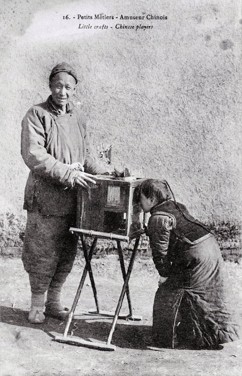 Petit métier : un amuseur ambulant avec une boîte à images Photographie du début du 20ème siècle - Collection privée - Anonymous Anonymous