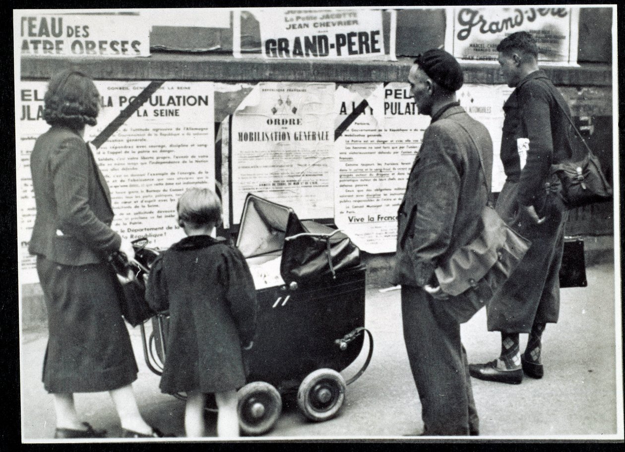 Seconde Guerre mondiale (1939-1945) : Les passants lisent les affiches de mobilisation en septembre 1939 - Anonymous Anonymous