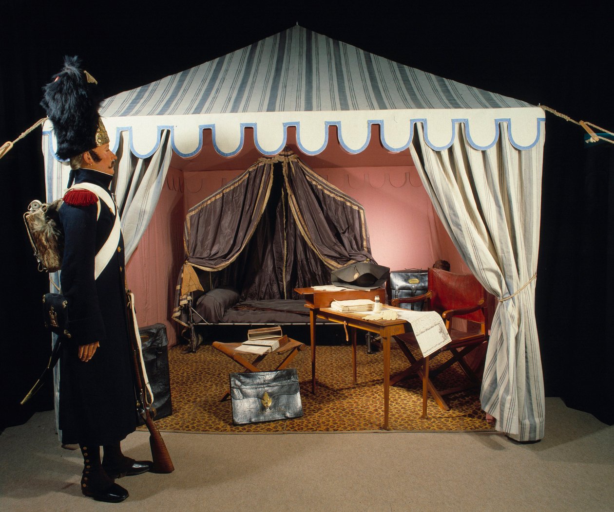 Tente de Napoléon Ier au bivouac avec un grenadier à pied de la Garde Impériale en garde. 19ème siècle Paris, Musée de l