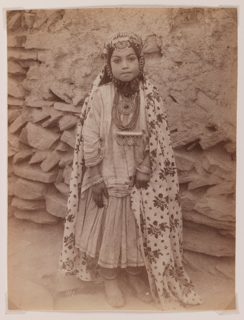 Fille ornée de bijoux en argent - Antoin Sevruguin