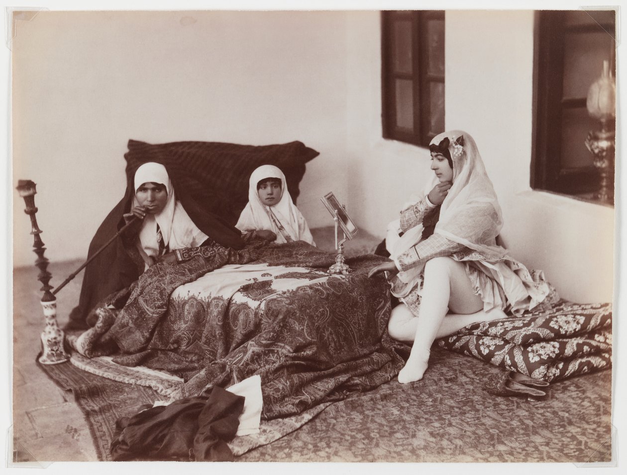 Dames reposant dans le harem - Antoin Sevruguin