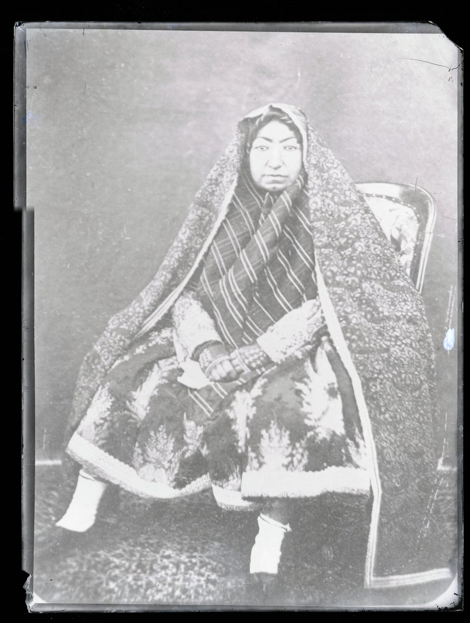 Portrait en studio : La mère de Nasir Al-Din Shah, Mahd-i Awliya - Antoin Sevruguin