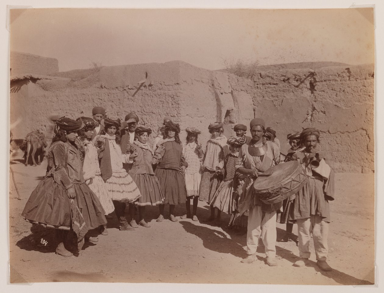 Groupe de femmes dansant en costume tribal - Antoin Sevruguin