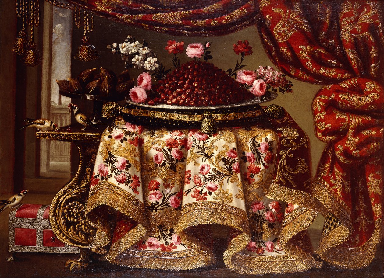 Un plat de fraises avec des fleurs sur un oreiller et une coupe de figues sur une table drapée d