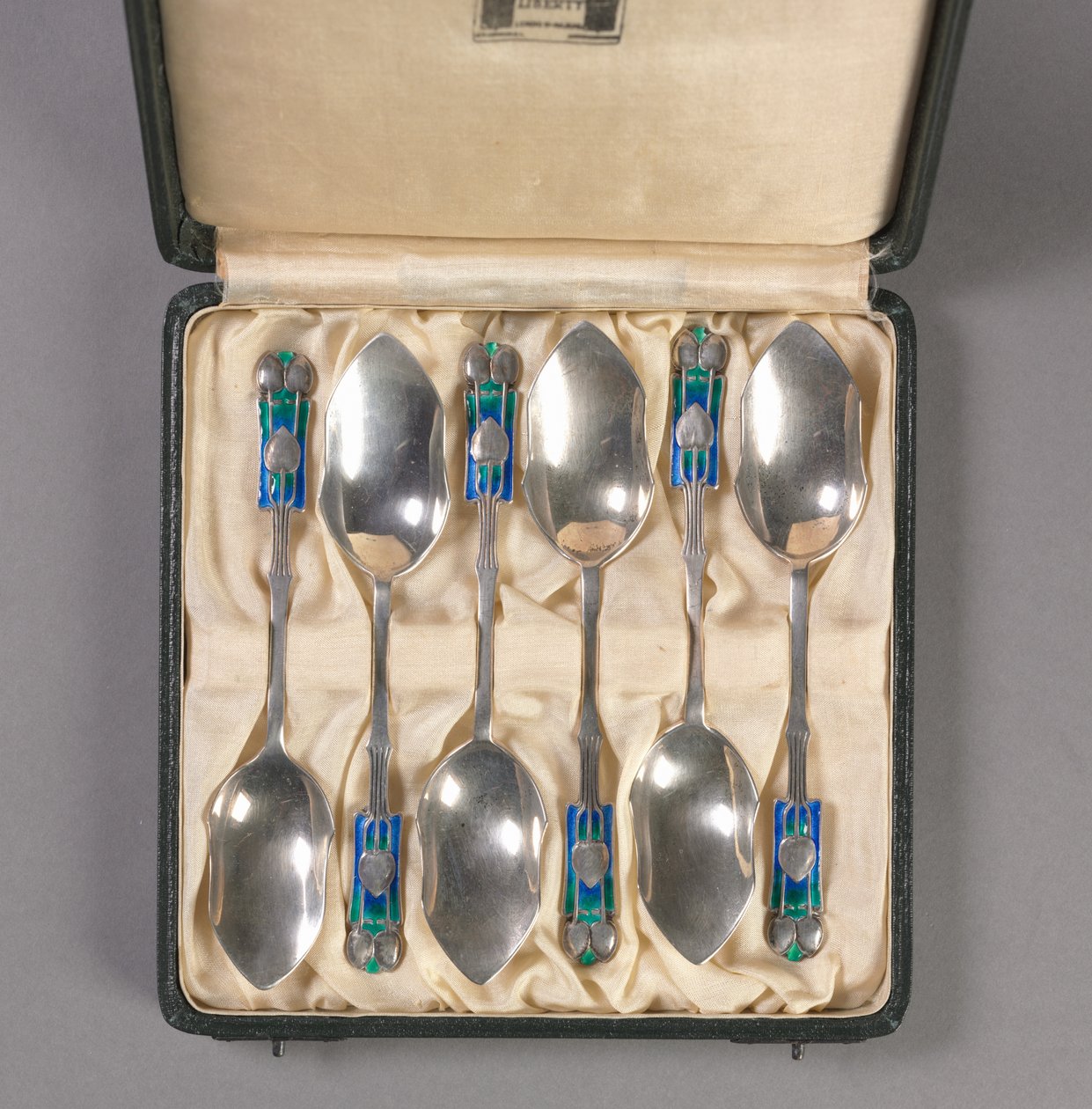 Ensemble de six cuillères dans la boîte d