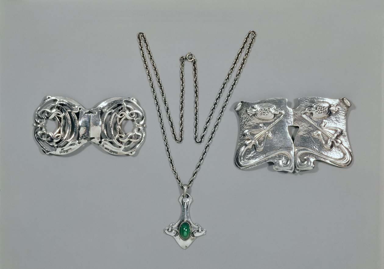 Bijoux en argent conçus pour Liberty. De gauche à droite : Fermoir de taille avec design celtique entrelacé, 1904. Pendentif et chaîne sertis de chrysoprase cabochon. Fermoir de taille avec design repoussé sur martelé - Archibald Knox