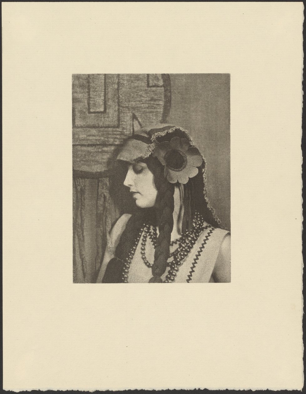 [Femme en tenue de bohème avec une grande fleur dans les cheveux] - Arthur F. Kales