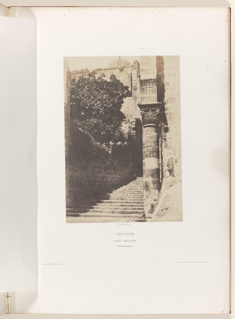 Colonne dans la cour de l