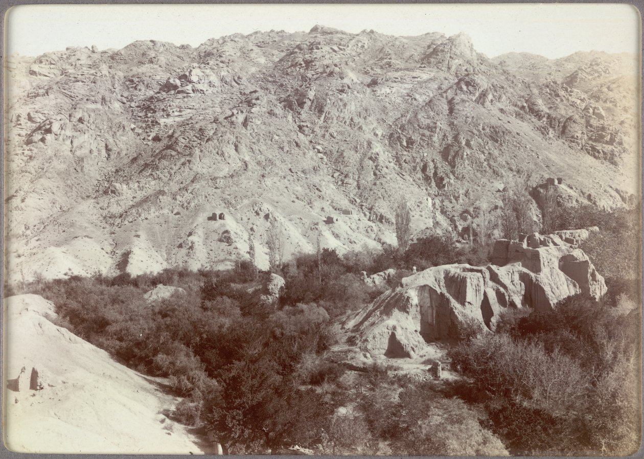 Crête avec sanctuaires bouddhistes en ruine dans le verger de Wang à Ara-tam, Hami, Chine - Aurel Stein