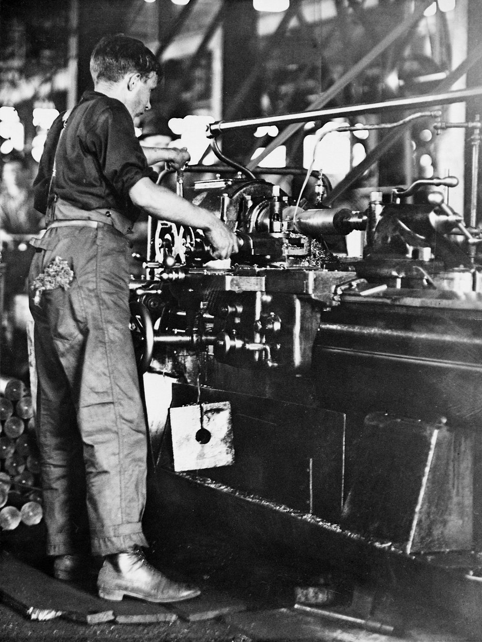 Un artisan fabriquant des douilles d