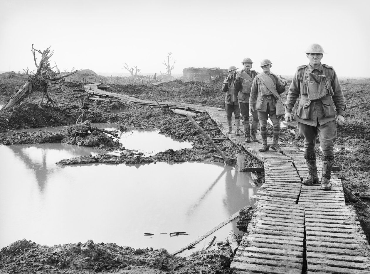 Quatre soldats australiens marchant le long de la piste de caillebotis à Tokio, près de Zonnebeke, dans le secteur d