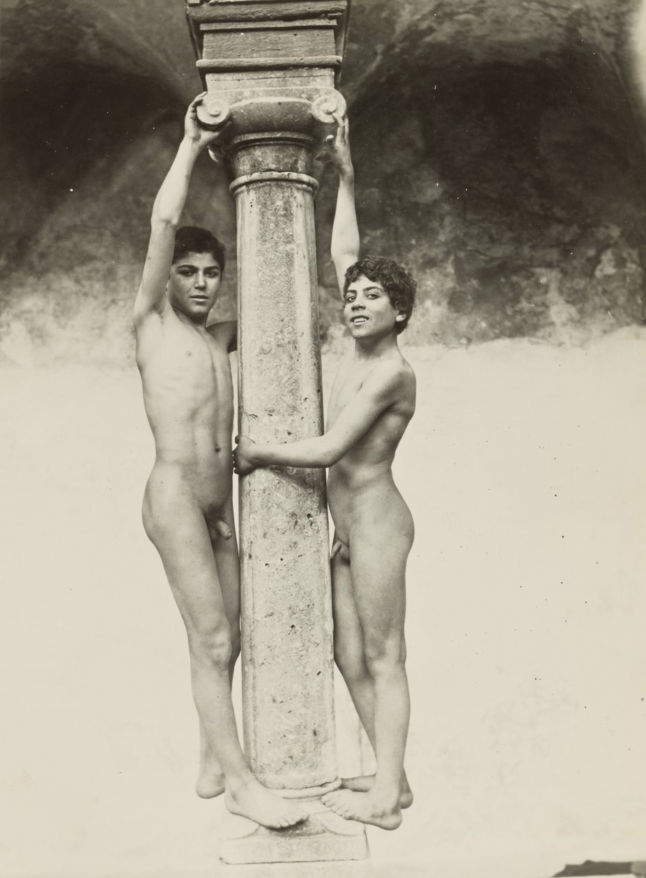 [Deux garçons se tenant à une colonne] - Baron Wilhelm von Gloeden
