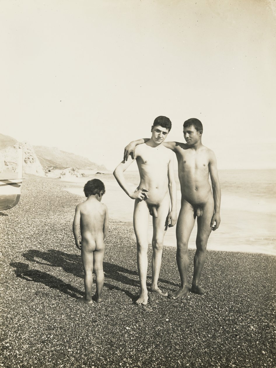 Deux jeunes hommes et un garçon sur la plage - Baron Wilhelm von Gloeden