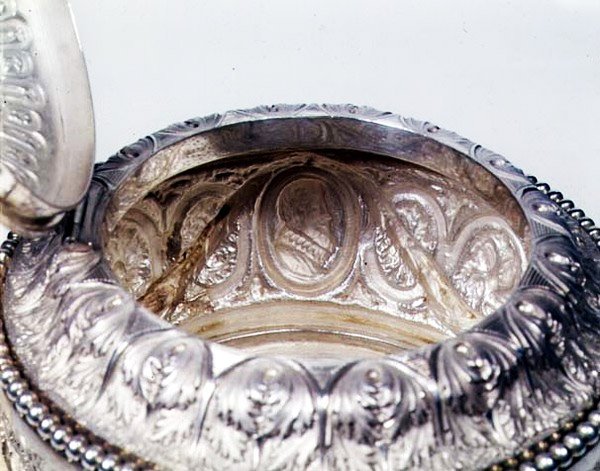Exemple du revers du travail repoussé sur une théière belge, 1865 - Belgian School