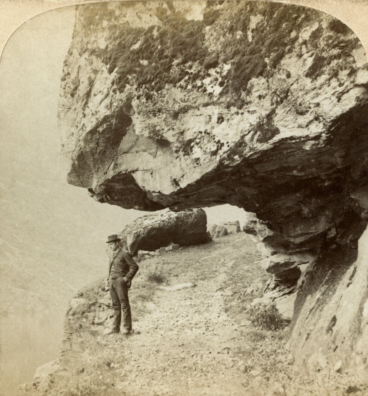Homme sur une falaise surplombant Naeroyfjord, Sogne, Norvège - Bert Underwood