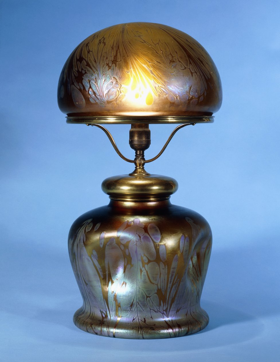 Lampe de table rare Loetz en laiton (verre avec lustre métallique doré et bronze) - Bohemian School