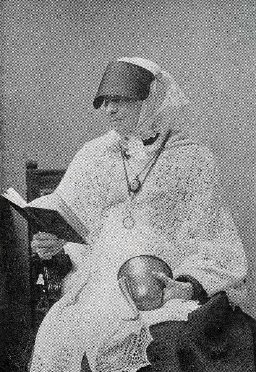 Jane Whyte Balfour, tante de Robert Louis Stevenson, photographiée en train de lire et tenant un cornet acoustique - British Photographer
