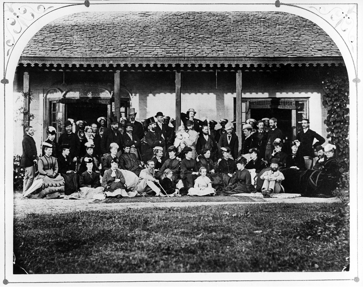 Groupe - Government House, vers 1871 - British Photographer