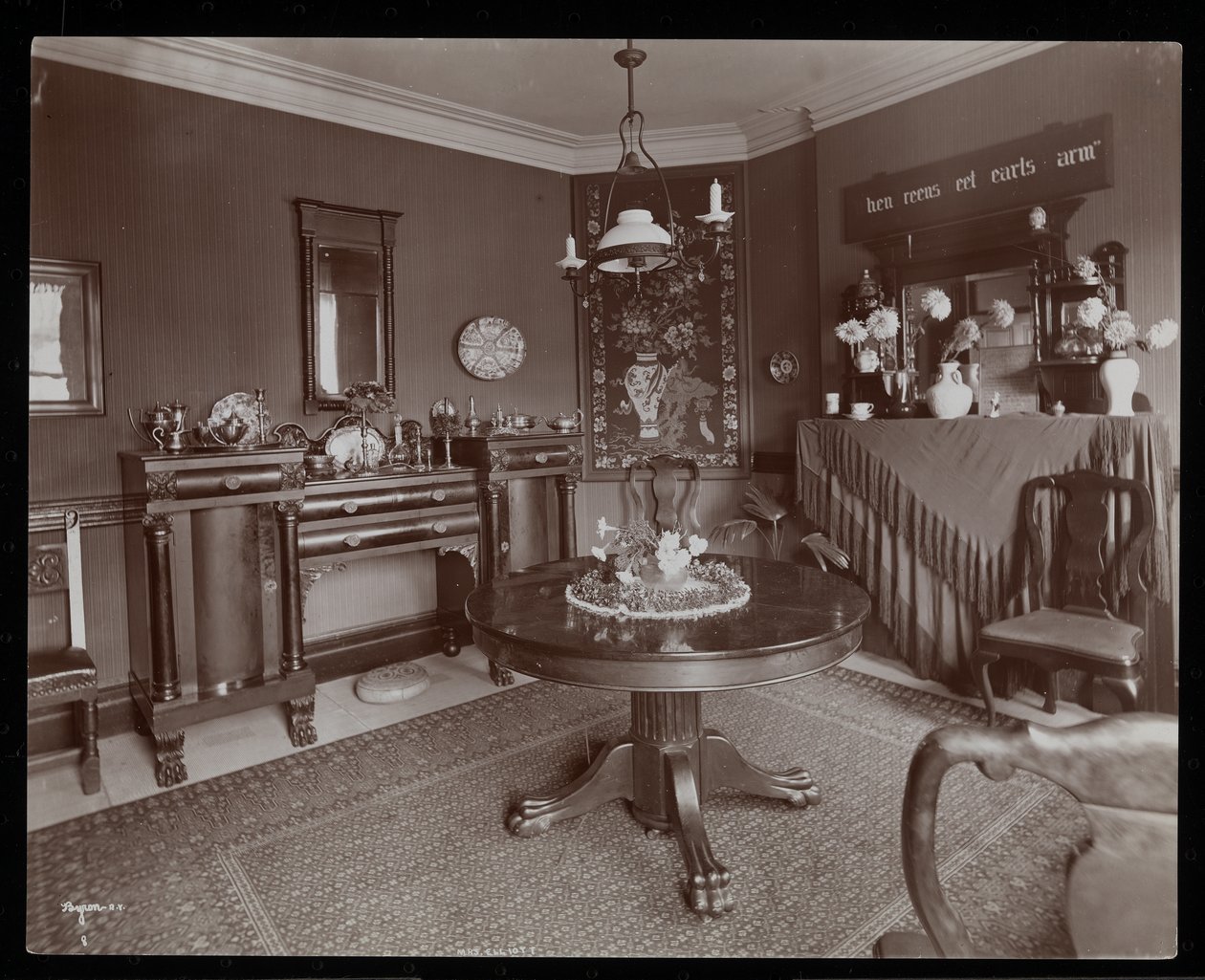 Une salle à manger chez Mme Elliott, 1902 (tirage à la gélatine argentique) - Byron Company