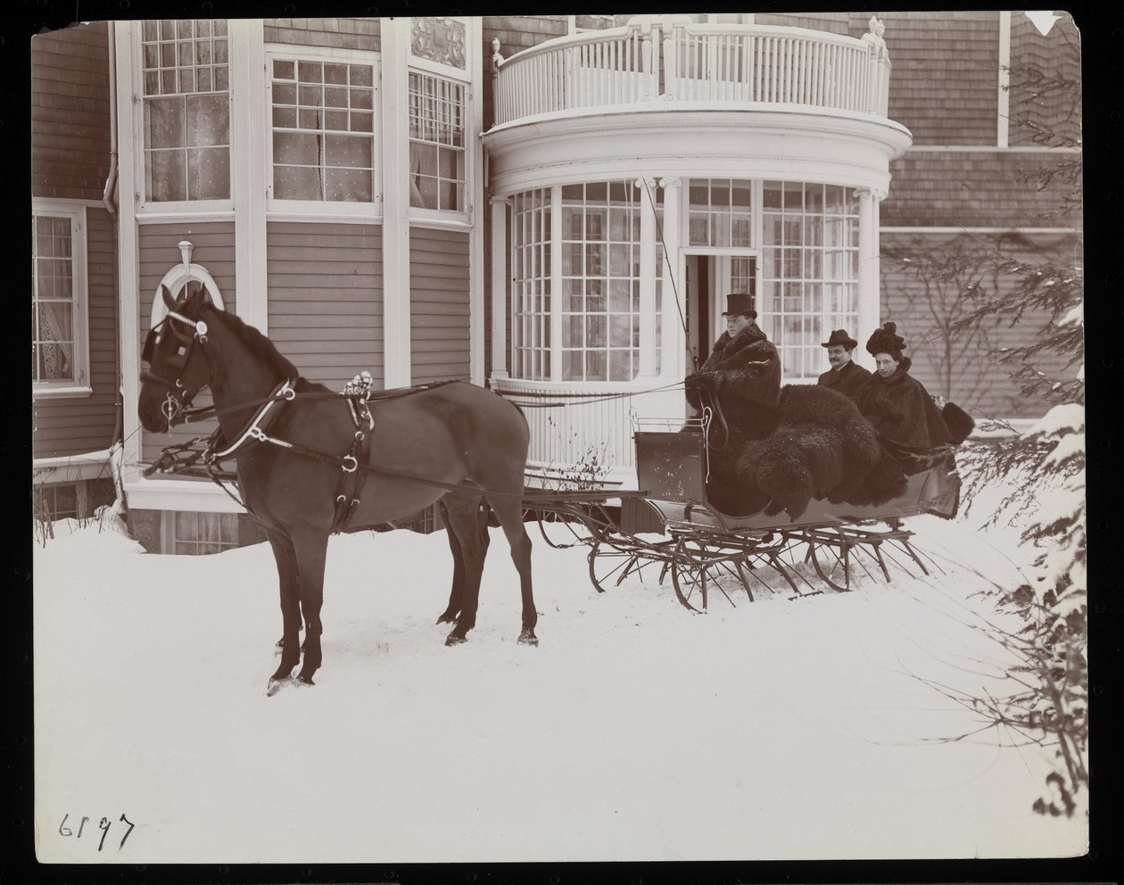 Un traîneau tiré par des chevaux devant la résidence de Westmoreland Davis à Tuxedo Park, New York, 1899 - Byron Company