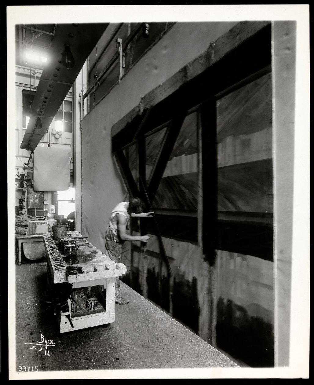 Un Artiste Scénique Peignant un Décor dans un Atelier de Scène, New York, 1915-6 - Byron Company