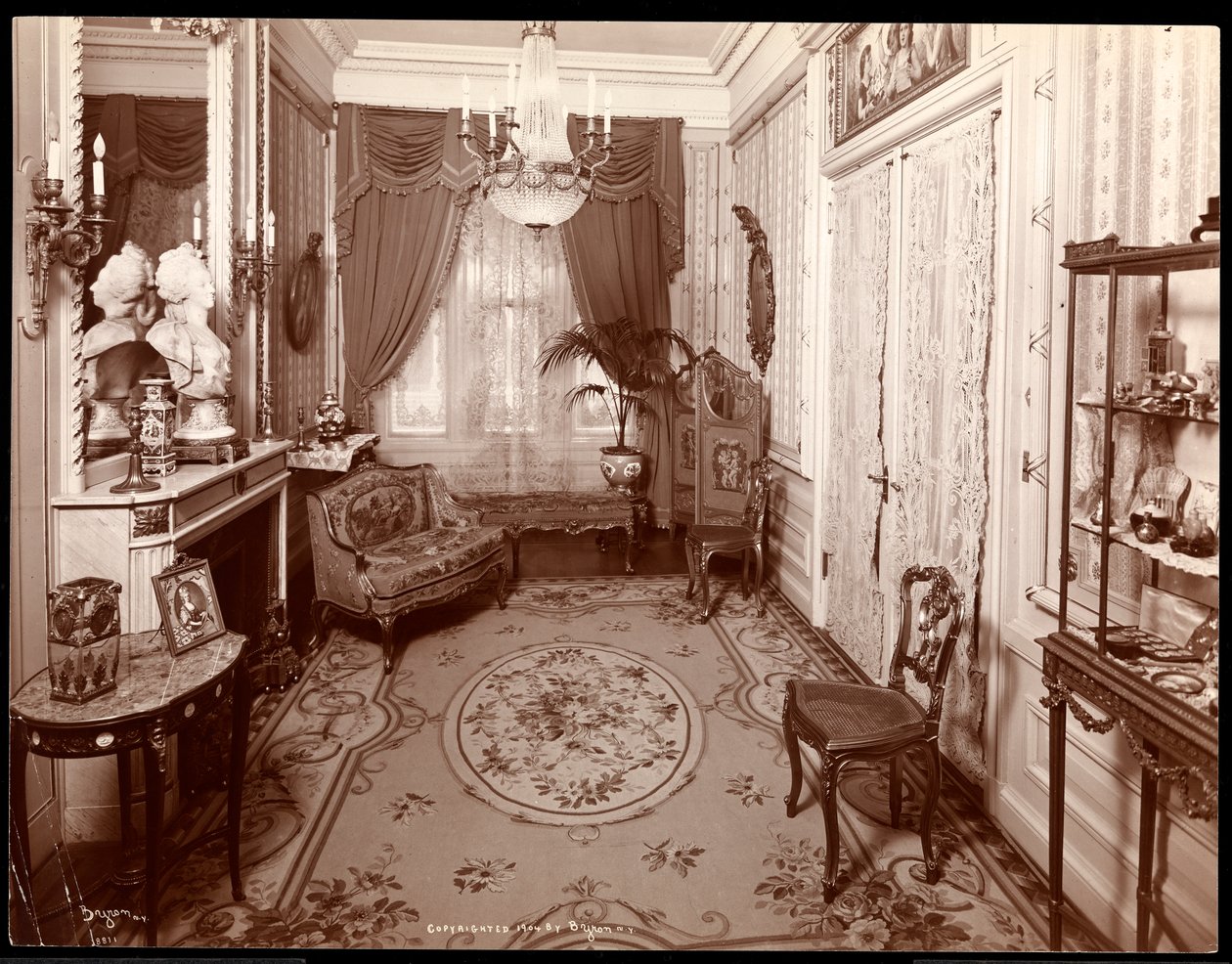 Une petite pièce dans la résidence de Mme Leslie Carter à New York, 1904 - Byron Company