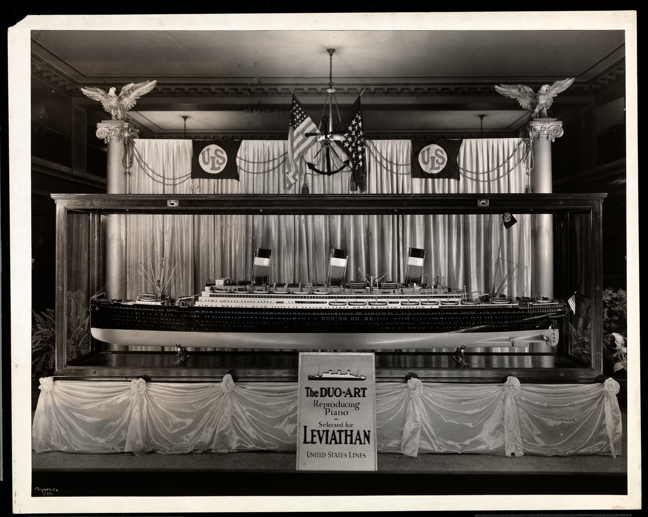 Une vitrine à la Aeolian Company, 29 West 42nd Street, New York - Byron Company