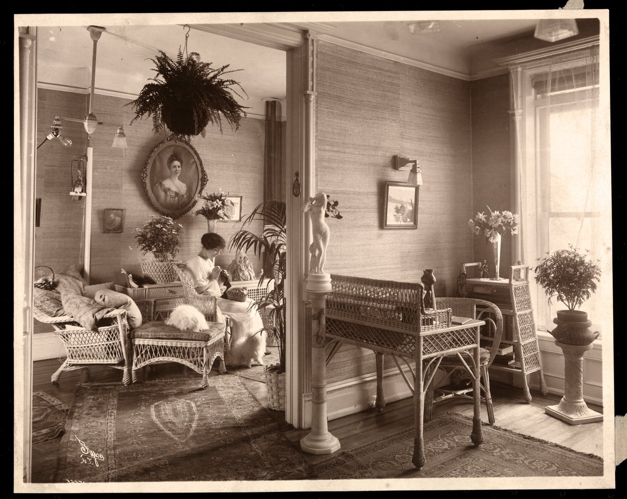 Une femme faisant de la broderie dans un salon, 1914 ou 1915 - Byron Company