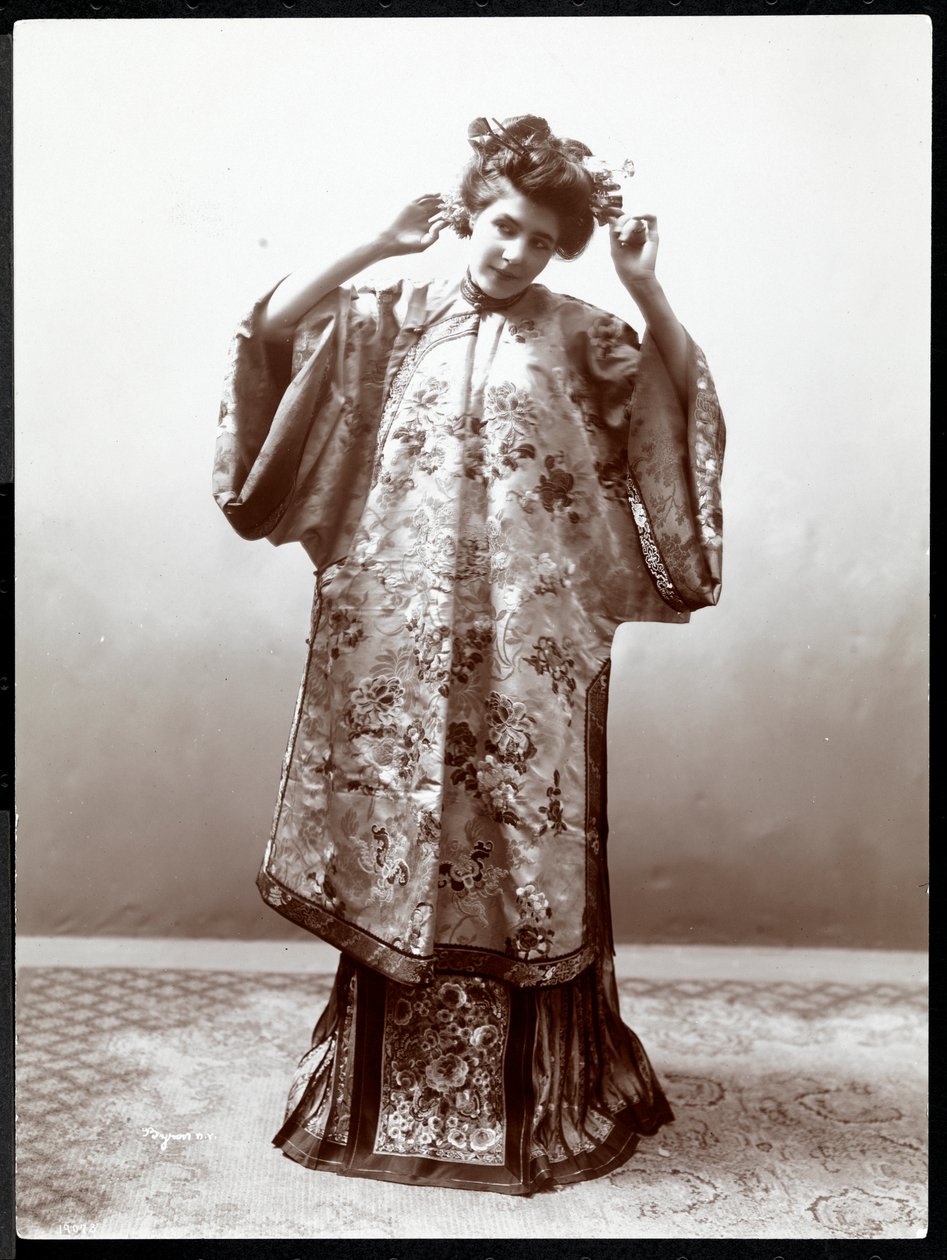 Une femme modélisant un kimono japonais, New York, 1904 - Byron Company