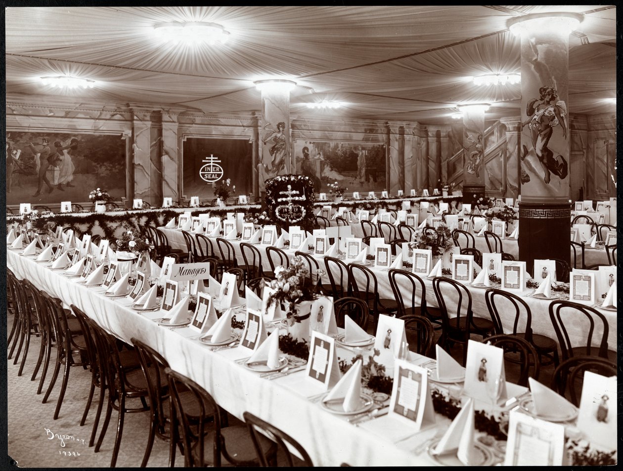 Salle de banquet avec table dressée pour le banquet de la National Biscuit Co., New York, 1904 - Byron Company